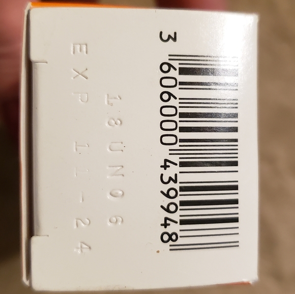 New La Roche Posay Anthelios Clear Skin Dry Touch Sunscreen SPF 60 Oil Free Face - Picture 11 of 11